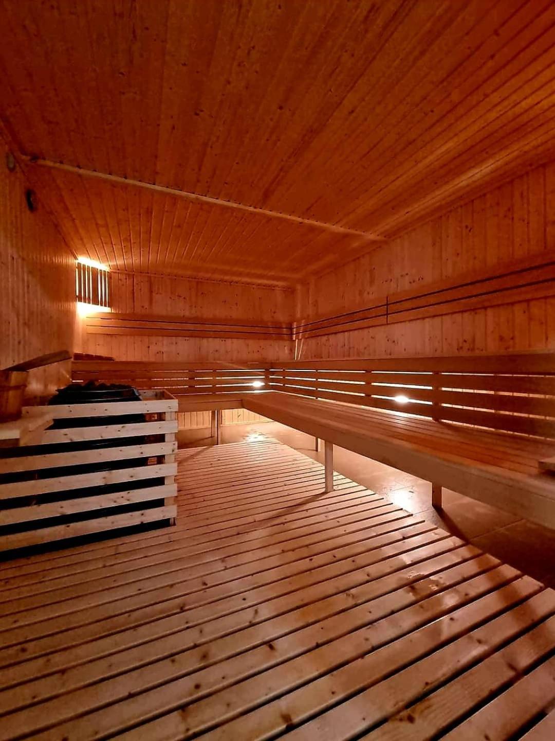 By The River With Terrace, Basen, Sauna, Jacuzzi, Fitness *